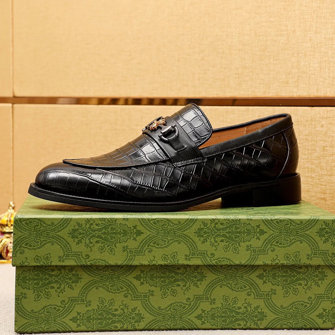 Men's shoes 💰442 💐 Product trademark: GUCCI "Gucci" casual leather shoes Regular size: 38-44 (45.46🉑️customized) Product materials: Selected imported first-layer calfskin embossed upper + luxury hardware buckle, imported water-dyed cow leather lining. Strong three-dimensional visual effect, combined outsole Color: 2⃣️colors available